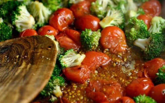 1. Этап. Паста с Песто и курицей: 4. Следом отправьте брокколи, разобранную на соцветия.