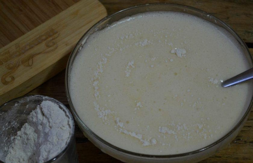 1. Этап. Торт Панчо: 4. Муку всыпайте по 1 ложке, постоянно размешивая ее и поднимая снизу вверх. Расколотили 1 ложку – всыпайте следующую.