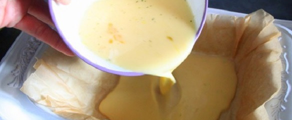 1. Этап. Бульон с омлетом: 5. Приготовить омлет можно самыми разными способами - от сковороды до мультиварки. В данном случае он будет приготовлен в духовке (можно использовать и любой другой вариант). Жаропрочную форму застелить бумагой для выпечки и вылить туда омлет.