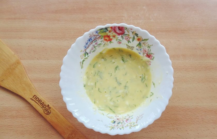 1. Этап. Цветная капуста с фетой: Перемешайте яйца, сметану, сыр фета и укроп.