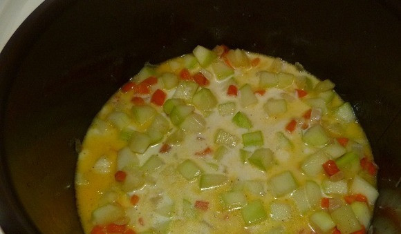 1. Этап. Рыба с кабачками в мультиварке: Вливаем к овощам молоко, добавляем соль и перец. Перемешиваем и включаем режим 