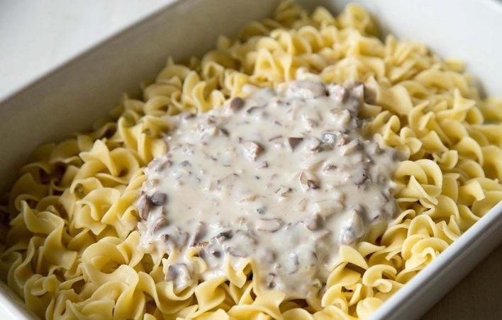 1. Этап. Запеканка из лапши и курицы: 7. Поверх лапши выложите приготовленный сливочно-грибной соус.