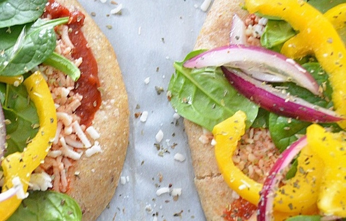 1. Этап. Овощная пицца с моцареллой: 5. Посыпьте каждую пиццу орегано и базиликом.