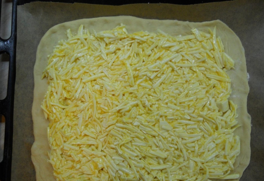 1. Этап. Вкуснейший сырный пирог: 6. Выкладываю сырную начинку, распределяю ее по всей поверхности, оставляю по 1 сантиметру с каждой стороны.