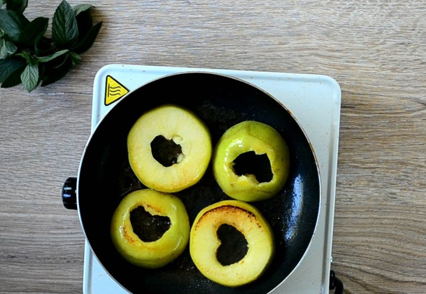 1. Этап. Яблочный крамбл с мороженым: Влейте ложку-две бренди и готовьте в нем яблоки несколько минут. Яблоки очень хорошо впитают яркий аромат и слегка карамелизируются сверху.