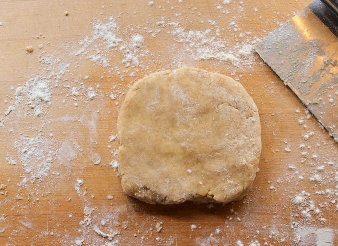 1. Этап. Пирог с ирисом: 4. Уберите его на 10 минут в холодильник, завернув в пищевую пленку.