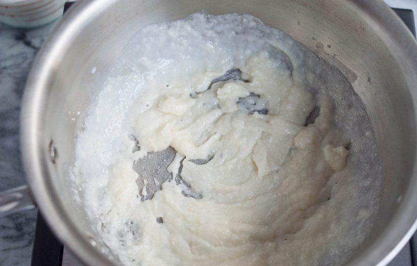 1. Этап. Куриная лазанья: 3. Тонкой струйкой влейте молоко в мучную смесь.