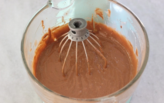 1. Этап. Торт Панчо домашний: 3. Соедините яйца, сметану, сгущенку, ванильный экстракт и сухие ингредиенты. Взбивайте минут 5, чтобы масса получилась однородной.