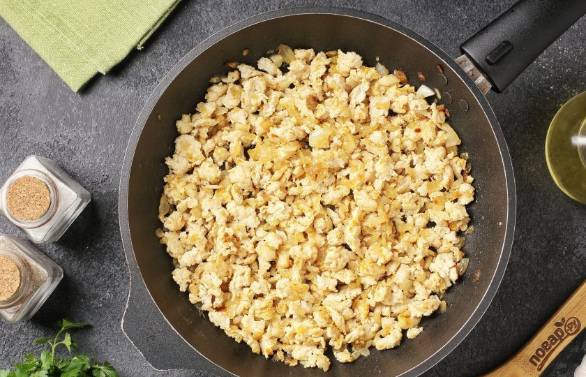 1. Этап. Запеканка Макароша: Готовьте в течение 3-5 минут, разбивая комочки фарша лопаткой.