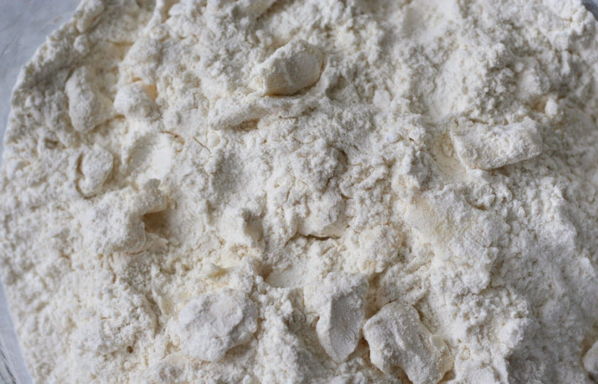 1. Этап. Выпечка из прокисшего молока: 1. Просеем муку с сахаром и разрыхлителем. Вливаем молоко, замешиваем плотное тесто. В последнюю очередь добавим масло комнатной температуры. Замесим руками однородное тесто.