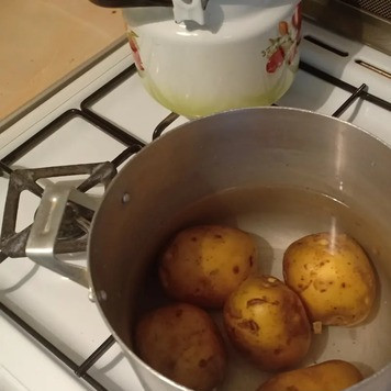 1. Этап. Битый картофель по-австралийски: Картофель хорошо вымыть и отварить в кожуре до готовности.