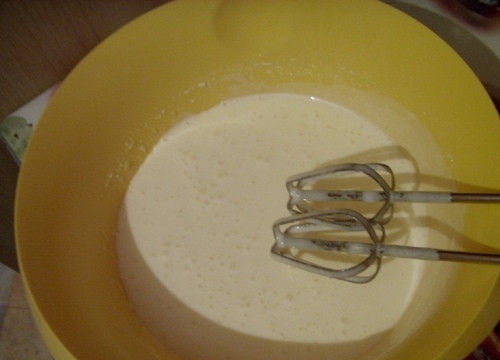 1. Этап. Торт Амурский: 4. Яйца взбиваем с сахаром 5 минут, затем добавим какао, йогурт и разрыхлитель. Понемногу всыпаем муку, не прекращая помешиваний.