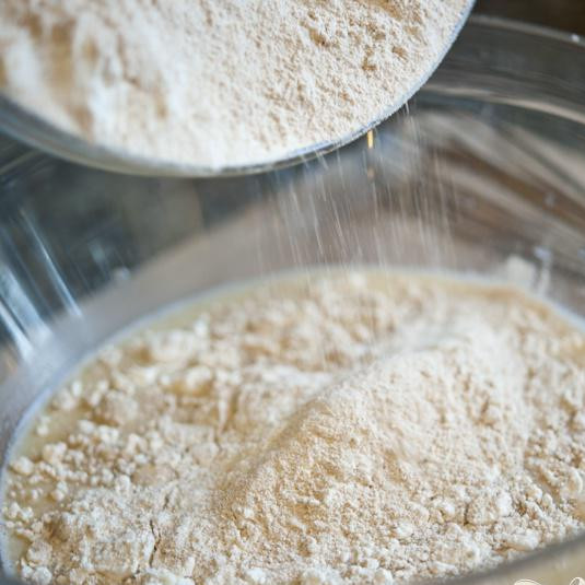 1. Этап. Английская домашняя булочка: Засыпьте половину муки в смесь.