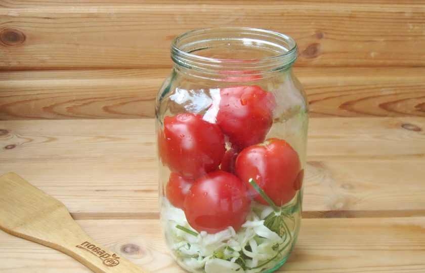 1. Этап. Помидоры с капустой без стерилизации: Помидоры помойте и добавьте в банку с капустой.