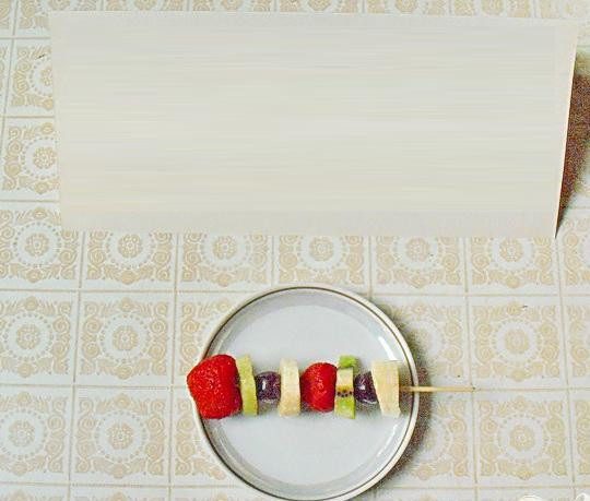 1. Этап. Фруктовое ассорти на шпажках: 4. Кружочек банана нанизываем на шпажку, затем ягодку черешни, кусочек киви, и клубничку. Фрукты повторяем еще раз, в такой же последовательности, большие ягоды клубнички, надевая на кончик шпажки. К блюду можно подать морожено или взбитые сливки. Дети от этого блюда будут в восторге.