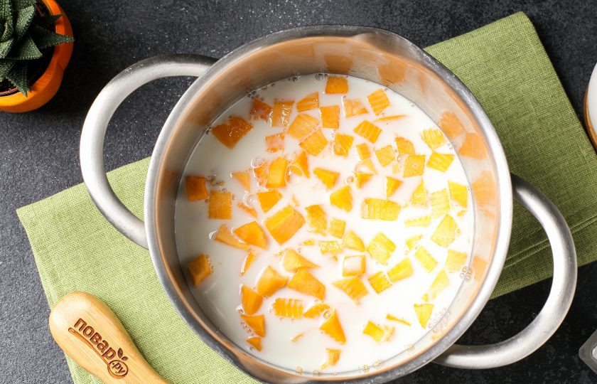 1. Этап. Каша ячневая с тыквой: Влейте молоко и добавьте сахар. Перемешайте и готовьте под крышкой на небольшом огне ещё 20 минут.