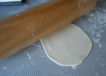 1. Этап. Вареники с картошкой постные: 3. Каждый кусочек раскатайте тонко. Проделайте то же самое с оставшимися частями теста.