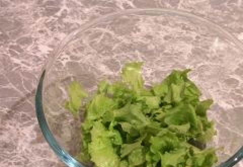 1. Этап. Печень по-милански: Помыть зелень и помидорки черри.