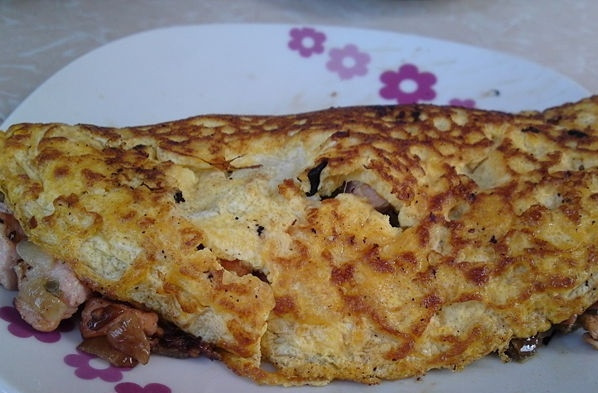 1. Этап. Омлет с лососем: 7. На одну половинку омлета распределите начинку из лосося, перца и лука, второй половинкой накройте. Омлет с лососем готов! Приятного аппетита!