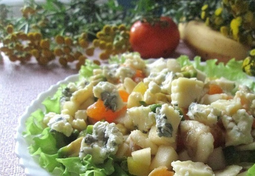 1. Этап. Фруктовый салат «Ассорти»: На блюдо поместить салатные листья, выложить салат и посыпать раскрошенным сыром.