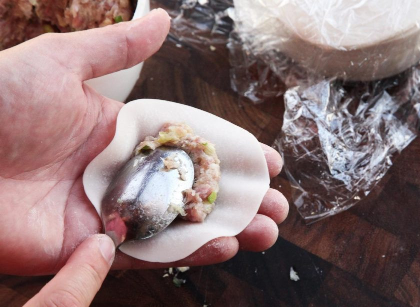 1. Этап. Японские пельмени Гедза со свининой: 6. Тесто раскатайте, вырежьте кружочки. В центр каждого выложите ложку начинки.