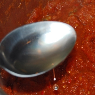 1. Этап. Свиная корейка с домашним кетчупом: Варим до тех пор, пока жидкости в кетчупе останется совсем чуть-чуть. По мере выкипания жидкости начинаем ложкой перемешивать кетчуп все активнее и активнее, поскольку в противном случае густой кетчуп начнет пригорать. Помешивая, увариваем соус до консистенции кетчупа, и буквально за 30 секунд до окончания приготовления добавляем в кетчуп соль, перец, сахар (по вкусу), а также сок половины лимона и немножко оливкового масла. Перемешиваем - и снимаем с огня.