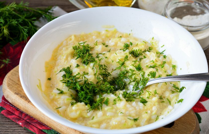 1. Этап. Котлеты из кабачков с рисом: Добавьте в фарш мелко рубленный укроп.