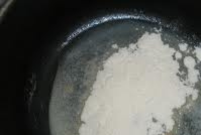 1. Этап. Морковь с зелёным горошком: 4. Пока овощи жарятся, готовим молочный соус: берем другую сковороду (а лучше сотейник), ставим на огонь, растапливаем сливочное масло и слегка обжариваем на нем муку.