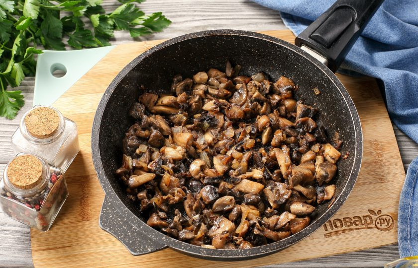 1. Этап. Блинный пирог с курицей и грибами Улитка: В сковороде на растительном масле обжарьте нарезанные кубиками лук и грибы.