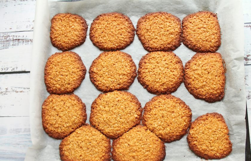 1. Этап. Овсяное печенье Анне Вески: Противень с печеньем поставьте в горячую духовку и выпекайте при температуре 180 градусов в течение 10-12 минут до золотистого цвета. Спустя время готовое печенье остудите и подавайте к столу.