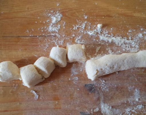 1. Этап. Шарики из творога: 3. Выложите тесто на разделочную доску, скатайте вначале колбаски. Порежьте их на маленькие кусочки. Затем скатайте из них небольшие шарики.