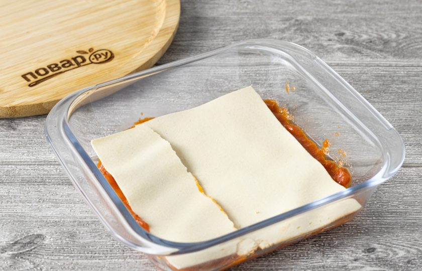 1. Этап. Овощная лазанья из кабачков и баклажанов: Сверху выложите листы лазаньи.