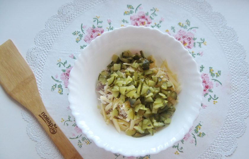 1. Этап. Салат с мясом и жареными шампиньонами: Маринованный или соленый огурец нарежьте мелкими кубиками.