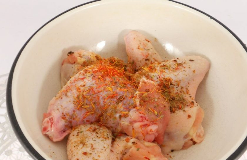 1. Этап. Курица в мультиварке: Крылышки промойте и обсушите. Перемешайте их со специями для курицы в чашке.