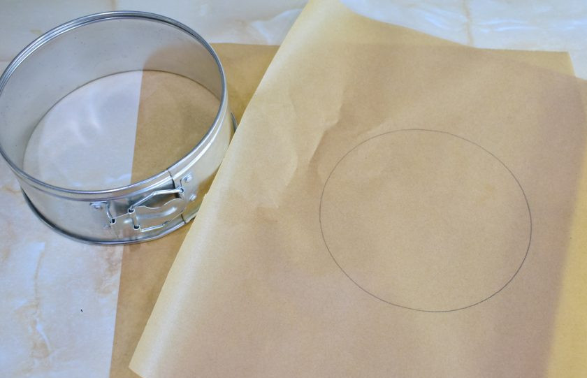 1. Этап. Торт «Молочная девочка» с бананами: На листе пергамента нарисуйте круг необходимого размера.