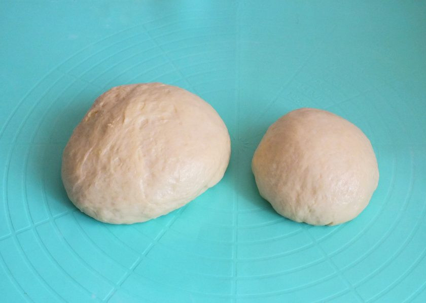 1. Этап. Татарский пирог с творогом: С помощью весов или визуально разделите тесто на 2 неравные части.