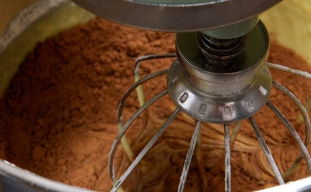 1. Этап. Простой Сметанник: В оставшееся тесто добавьте какао и взбейте до однородности.