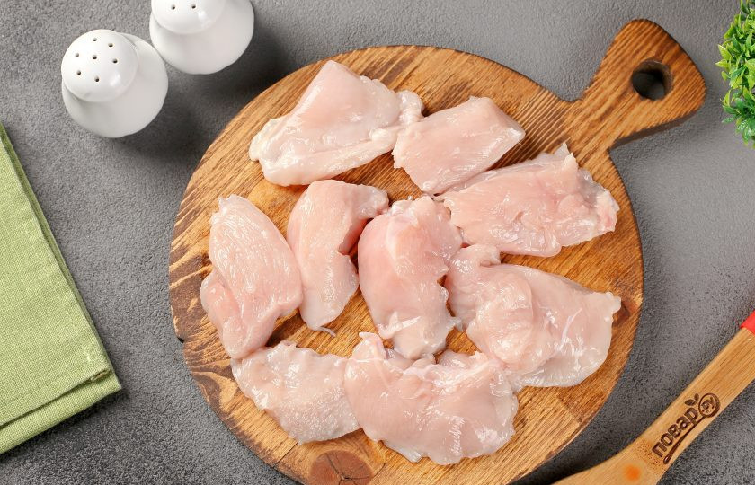 1. Этап. Куриные отбивные с сыром: Куриное филе нарежьте вдоль и поперёк на небольшие кусочки. Из одного кусочка филе, в зависимости от размера, получается от 4 до 6 кусочков.