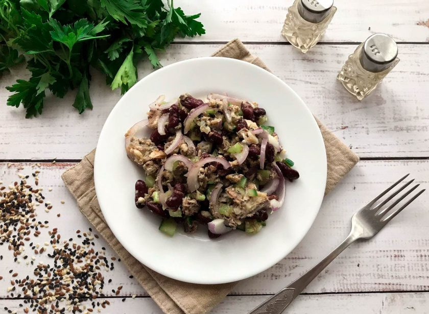 1. Этап. Салат с красной фасолью и рыбой: Салат с красной фасолью и рыбой готов. Приятного аппетита!