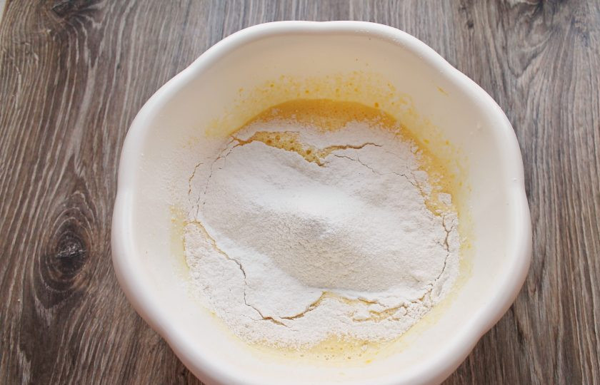 1. Этап. Торт Чародейка в мультиварке: Соедините муку, разрыхлите и ванилин. Просейте все через мелкое сито в чашу с яичной массой.