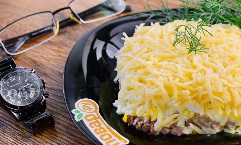 1. Этап. Салат Мужской каприз: Салат выкладывайте слоями на плоское блюдо в следующей последовательности: лук, майонез, мясо, майонез, яйца, майонез, сыр. Приятного аппетита!