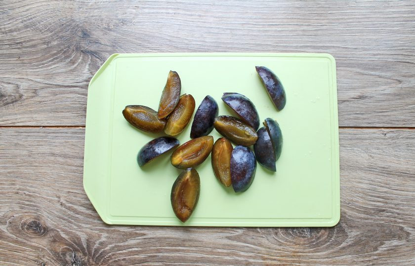 1. Этап. Салат с печенью и карамелизированными сливами: Сливы вымойте, обсушите, удалите косточки и разрежьте на четыре части.