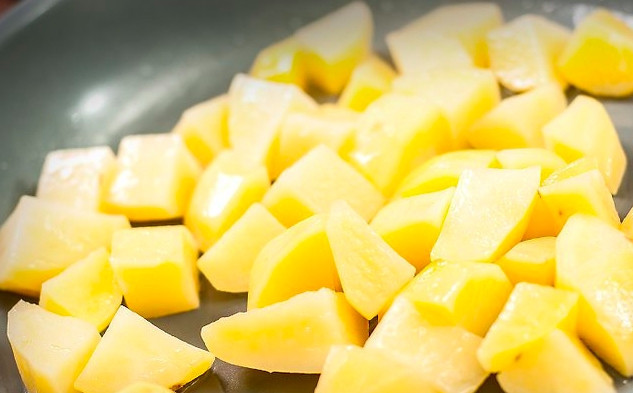 1. Этап. Жареный картофель: В сковороде хорошенько раскалите масло и выложите картофель.