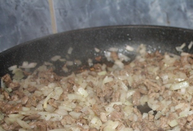 1. Этап. Пирожок с бараниной: Мясо порежьте мелко и обжарьте с луком на сковороде до полуготовности. Посолите, поперчите.