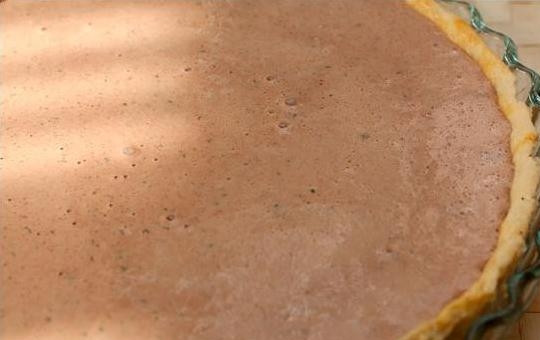 1. Этап. Печеночный пирог: 7. Аккуратно вылейте начинку на охлажденную основу с изюмом. Она не должна доходить до краев формы примерно на 0,5-1 см.