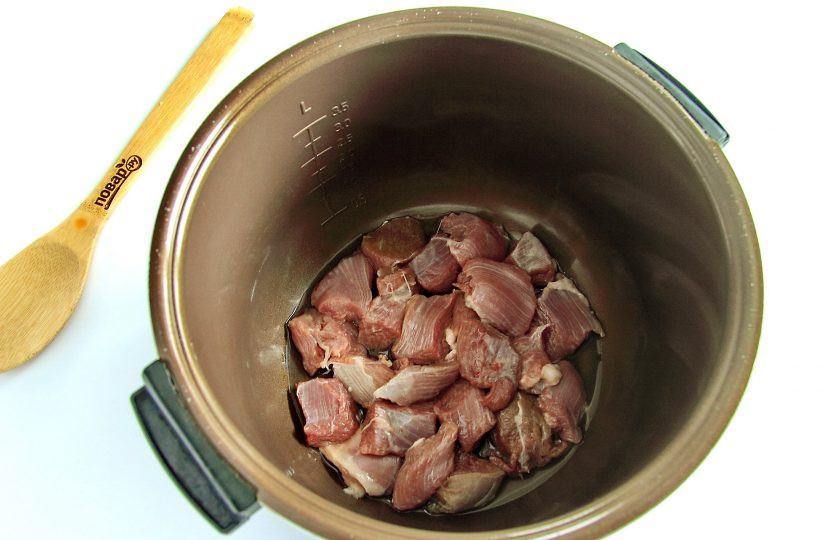 1. Этап. Индейка с грибами в мультиварке: В чашу мультиварки налейте масло. Положите нарезанное кусочками мясо и установите режим 