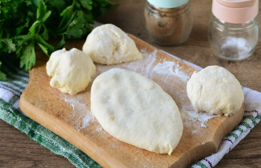 1. Этап. Пирожки с картошкой по бабушкиному рецепту: Слепите пирожки, придавите ладошкой, чтобы пирожки стали тонкими.