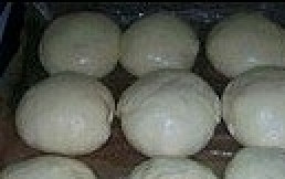 1. Этап. Печеные пирожки с яблоками: Защипываем края любым способом, формируем пирожок круглой или продолговатой формы, и укладываем на смазанный маслом или застеленный пекарской бумагой противень. повторяем процедуру необходимое количество раз:). Оставляем пирожки для расстойки на 15-20 минут.