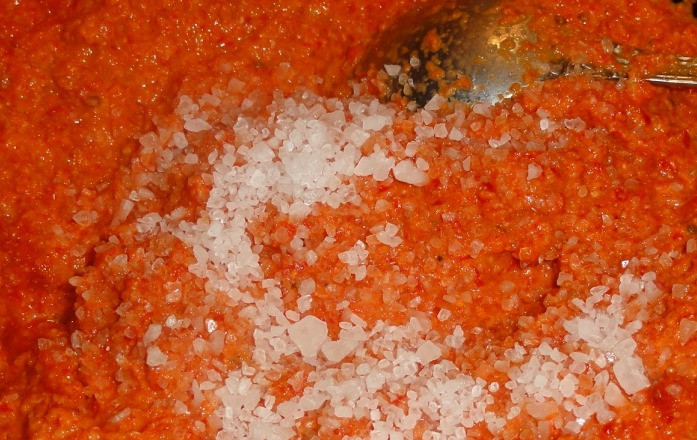 1. Этап. Абхазская аджика: Солим аджику по вкусу.