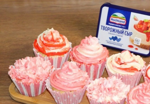 1. Этап. Кекс с кремом из творожного сыра: 17. Затем перекладываем крем, чередуем цвета в кондитерский мешок с насадкой. Украшаем остывший кекс кремом. Кексы готовы, приятного чаепития!